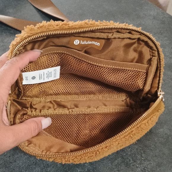 Lululemon Athletica Sherpa Belt Bag/Crossbody - Picture 3 of 5